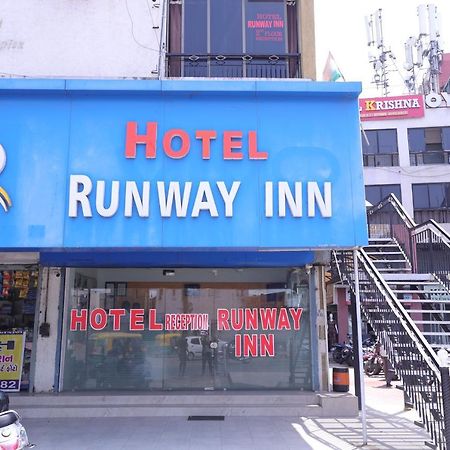 Hotel Runway Inn 阿穆达巴 外观 照片