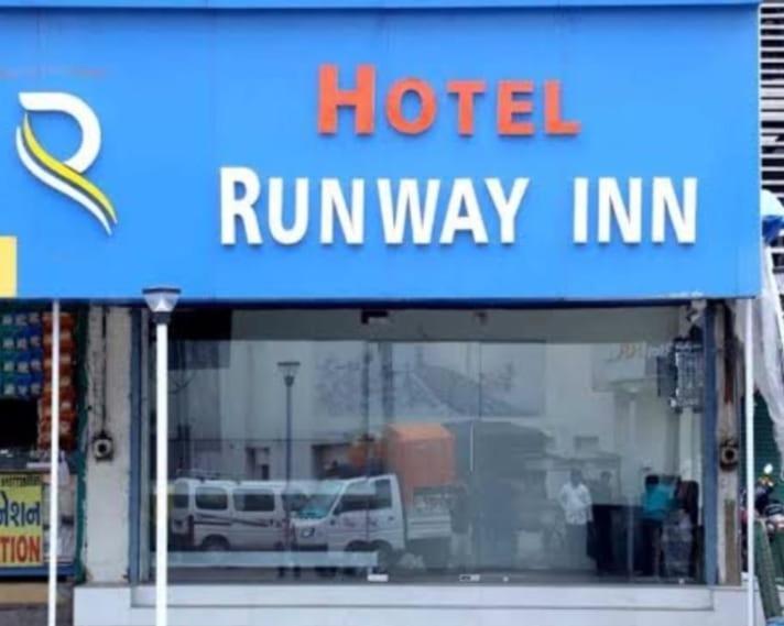 Hotel Runway Inn 阿穆达巴 外观 照片